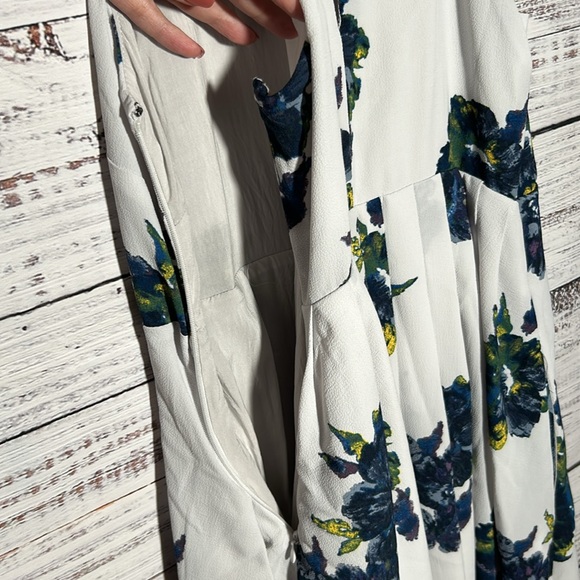 Free People Cloud Combo
Floral "Flutter By" Pleated Mini Dress 6 MSRP $128 - Picture 13 of 16